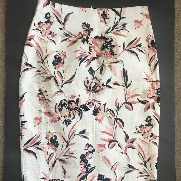 White House Black Market Dresses & Skirts - White House Black Market Floral Pencil Skirt. Size 00 (XXS/waist 24 1/2)